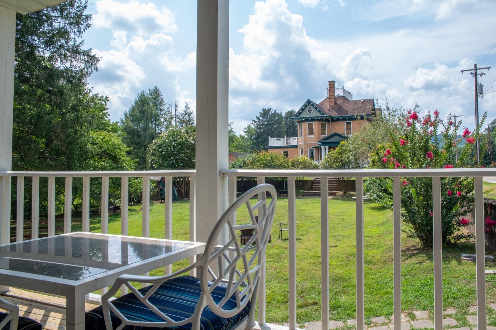 Elk River Hotel & Cafe Sutton Екстер'єр фото